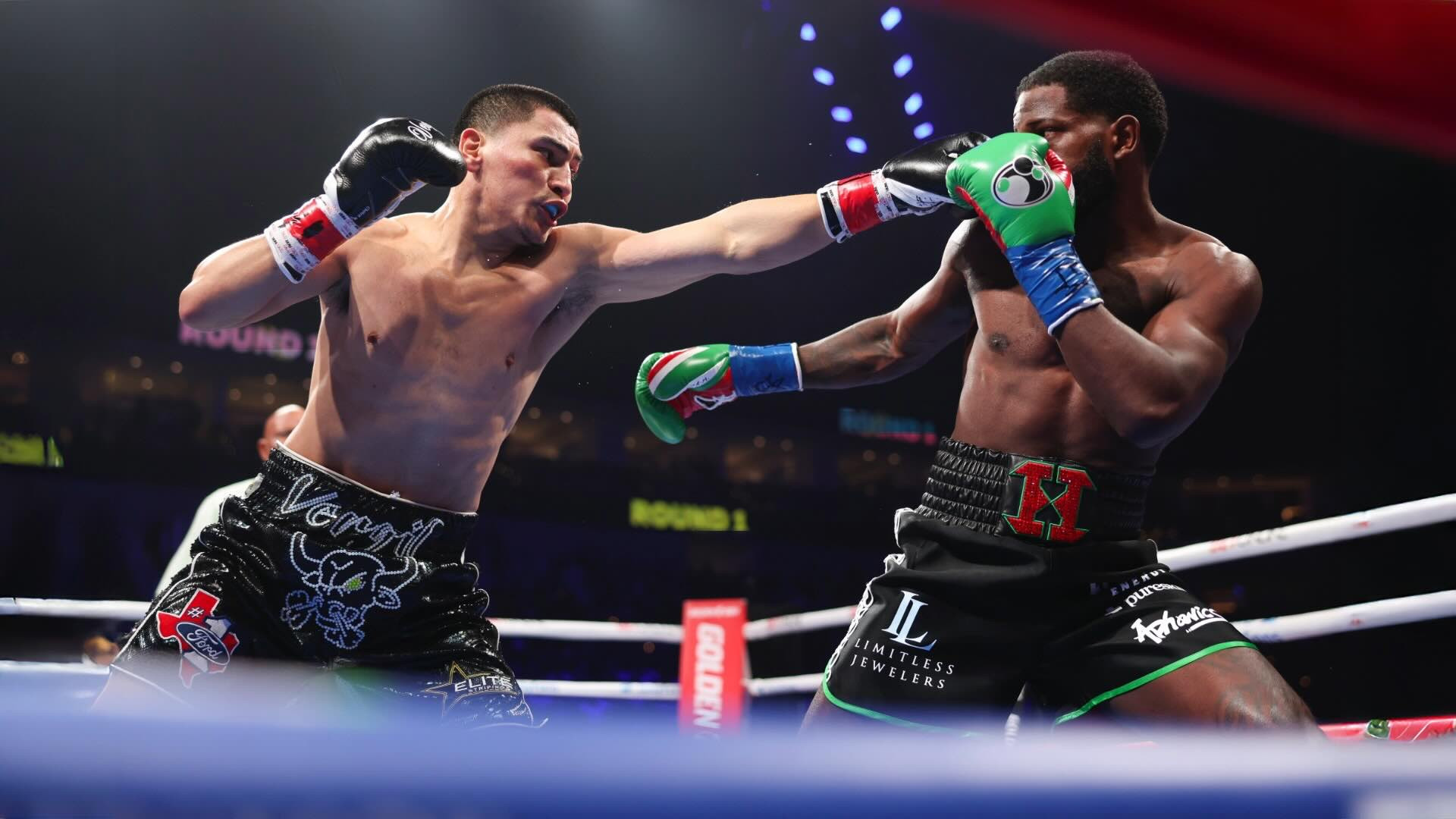 Stoppage in the main event!